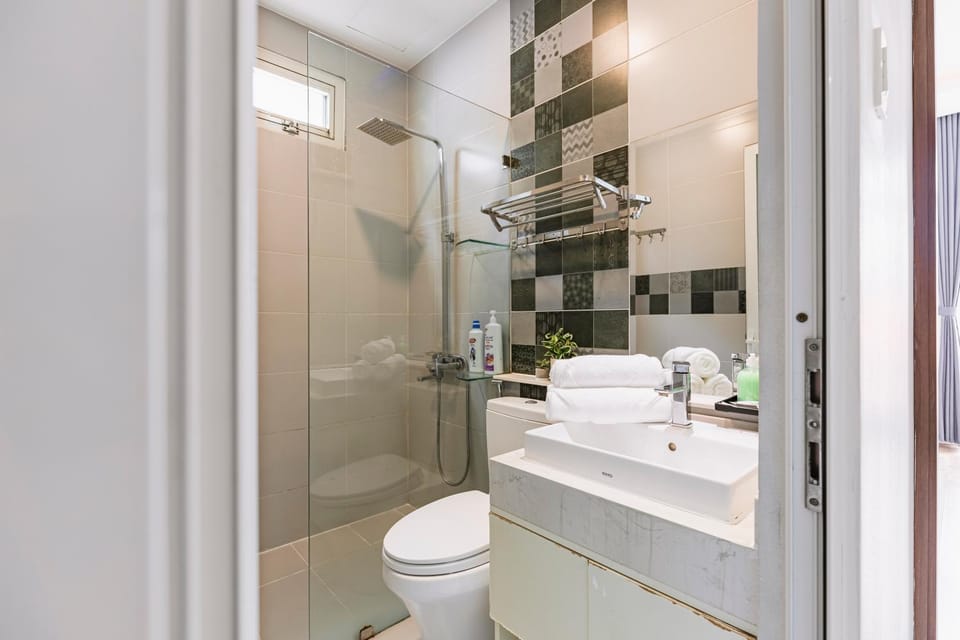Shower, Toilet, Bathroom, bidet, towels
