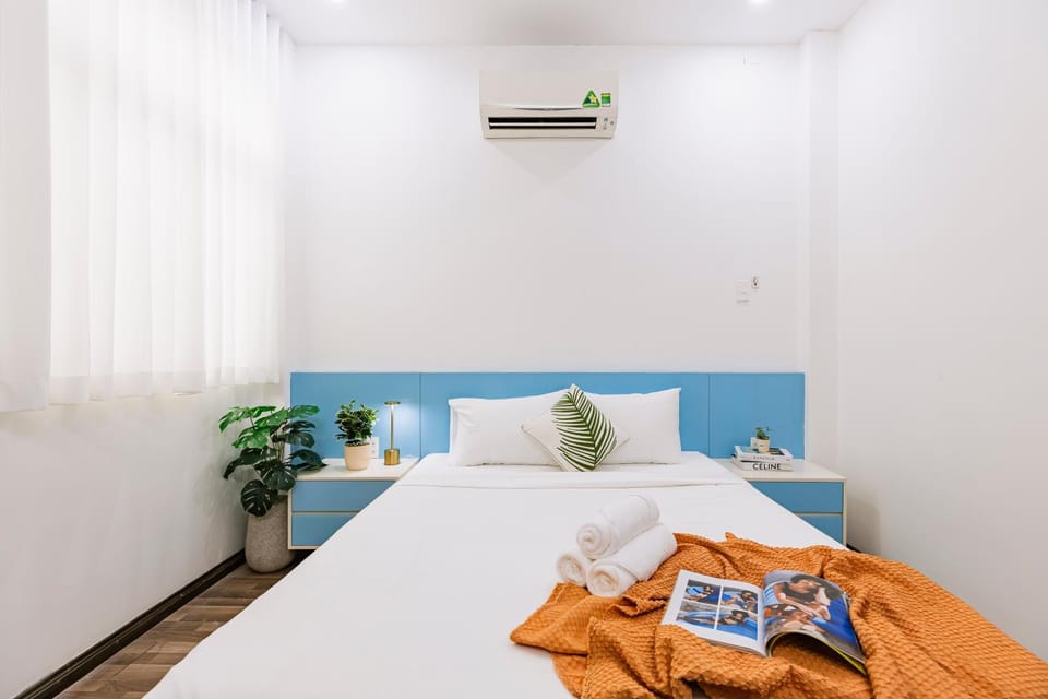 Bed, Photo of the whole room, Bedroom, towels, air conditioner