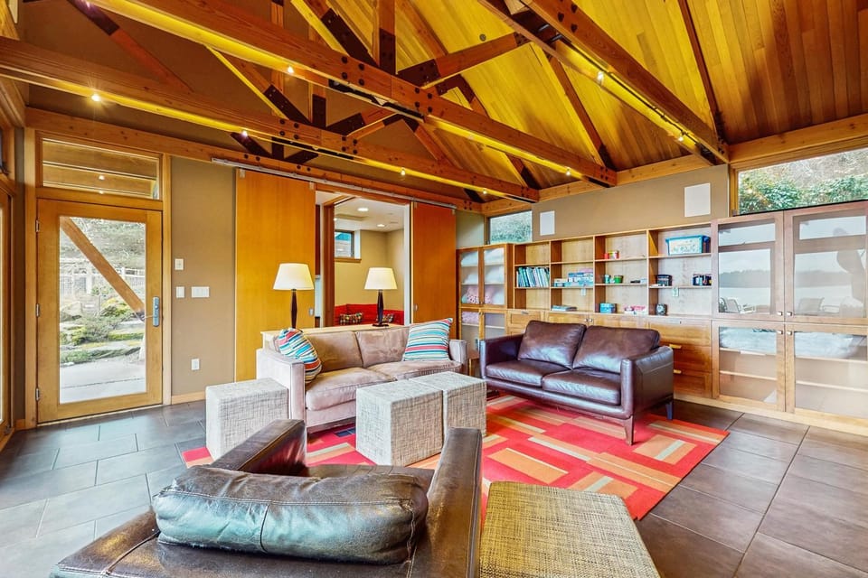 No-Bank Waterfront Stunner – Driftwood Compound on Fidalgo Island House in Puget Sound