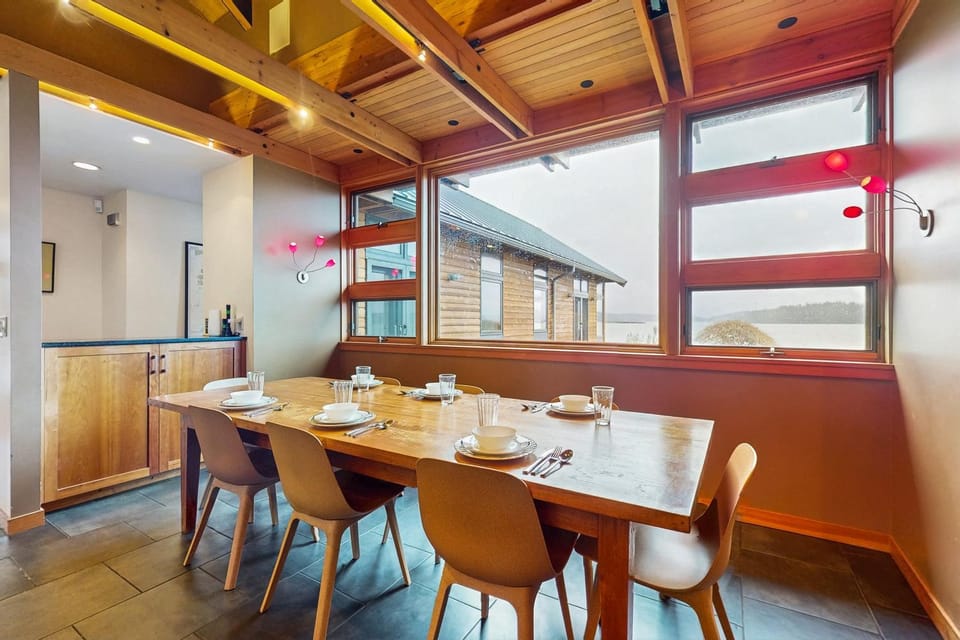 No-Bank Waterfront Stunner – Driftwood Compound on Fidalgo Island House in Puget Sound