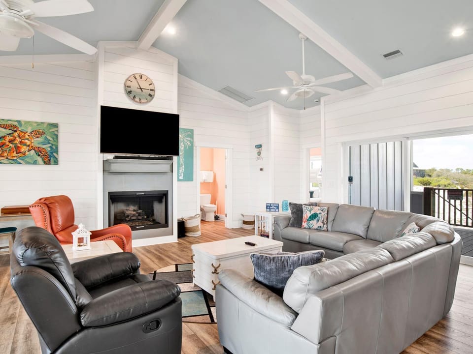 Balcony/Terrace, Living room, Seating area, fireplace, furniture