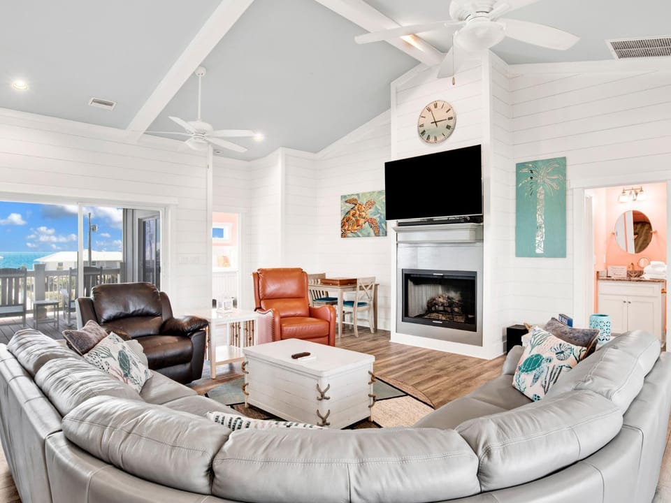 TV and multimedia, View (from property/room), Balcony/Terrace, Living room, Seating area, Sea view, fireplace, furniture