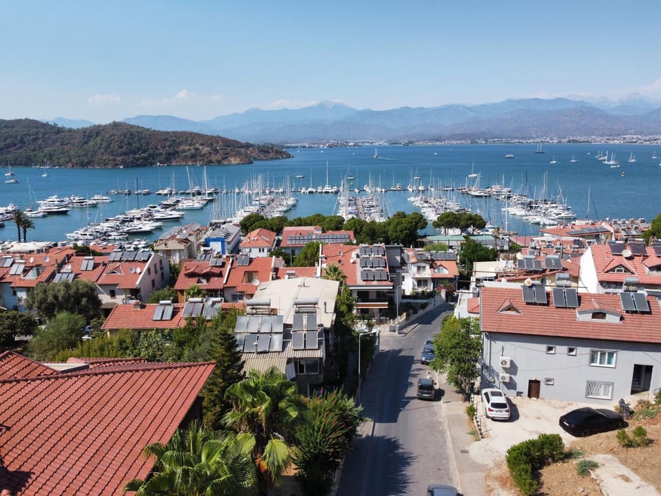 Property building, Nearby landmark, Day, Neighbourhood, Natural landscape, Activities, Bird's eye view, City view, Lake view, Mountain view, River view, Sea view, Street view, Location, Parking