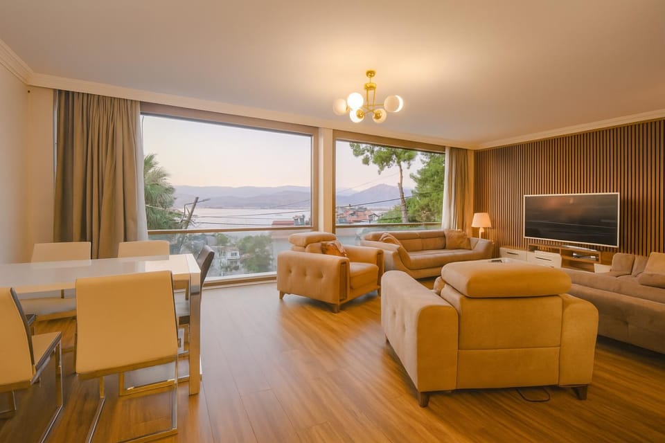 Communal lounge/ TV room, Natural landscape, TV and multimedia, Living room, Seating area, Dining area, Evening entertainment, Lake view, River view