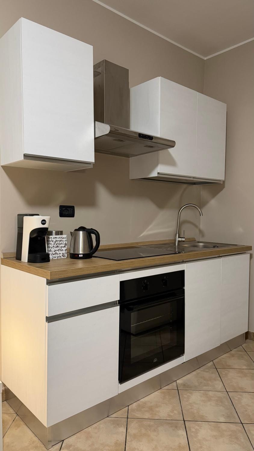 Coffee/tea facilities, Kitchen or kitchenette, stove