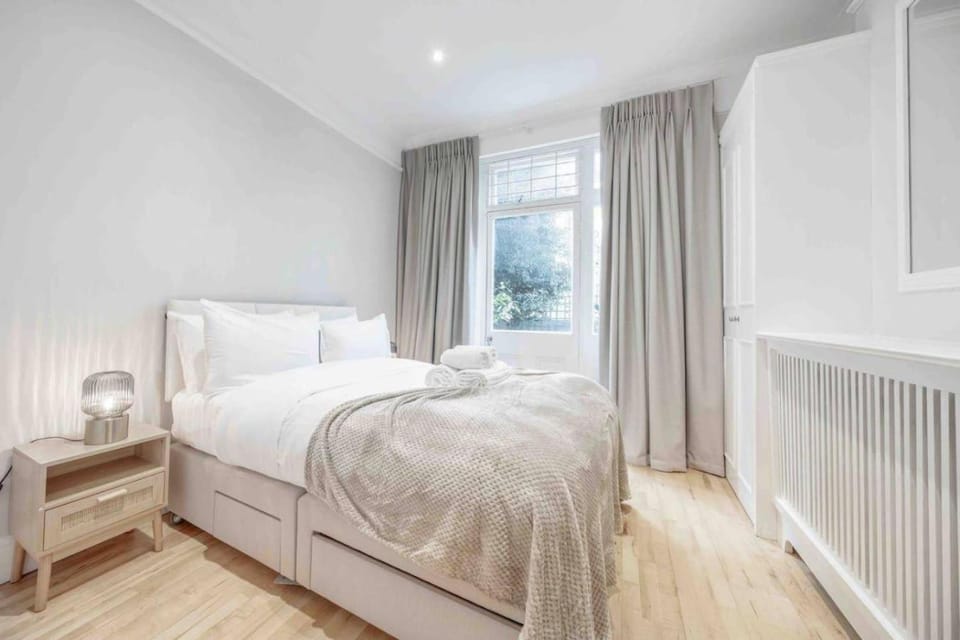 Bed, Bedroom, Garden view, towels