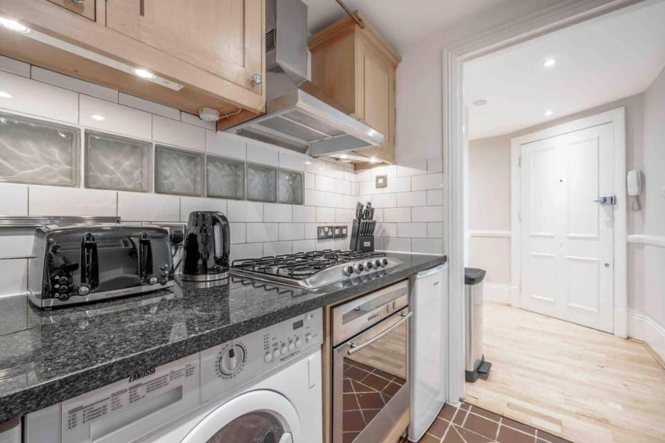 Coffee/tea facilities, Kitchen or kitchenette, dishwasher, oven, stove, toaster, washing machine
