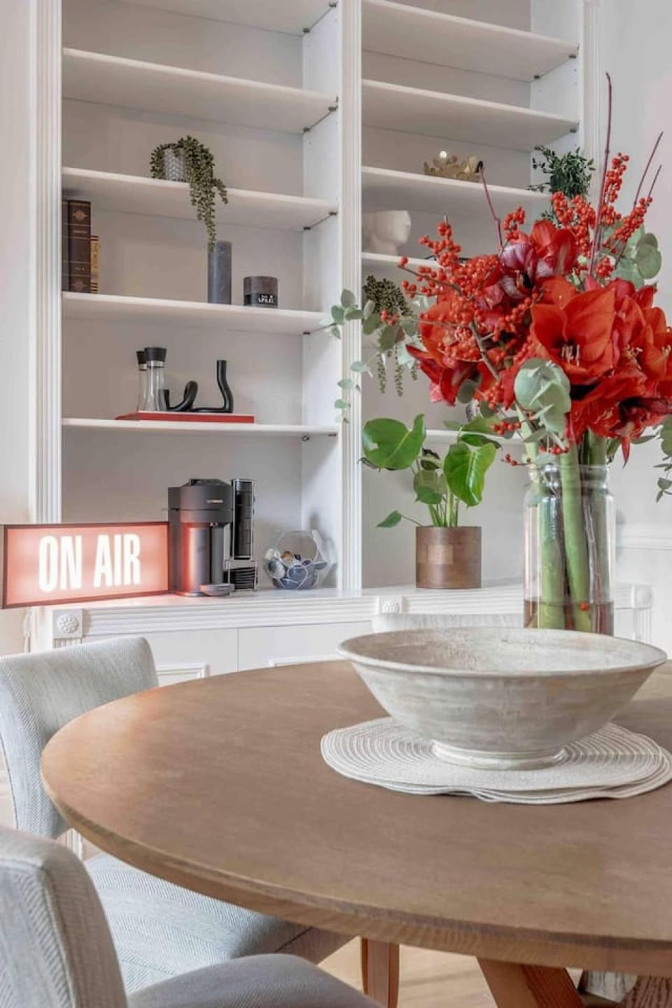 Coffee/tea facilities, Living room, Decorative detail, Dining area