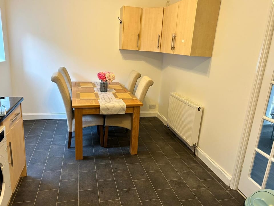 Kitchen or kitchenette, Dining area, internet, stove