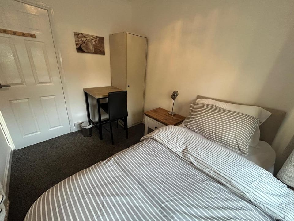 Quiet single room near Queen Elizabeth Hospital and University Vacation rental in Birmingham