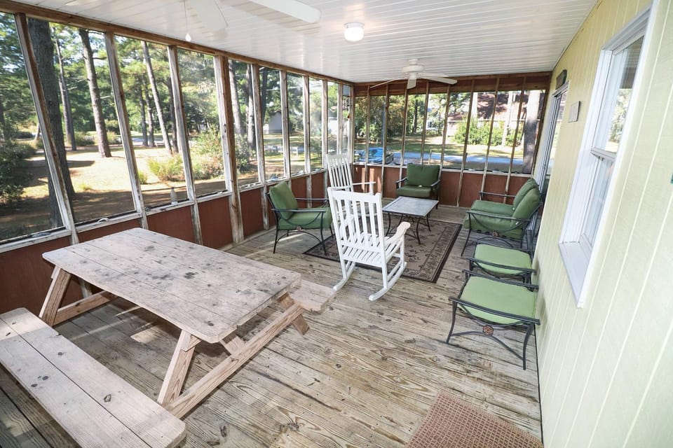 Tall Pines - Pet friendly with screened porch! House in Chincoteague Island