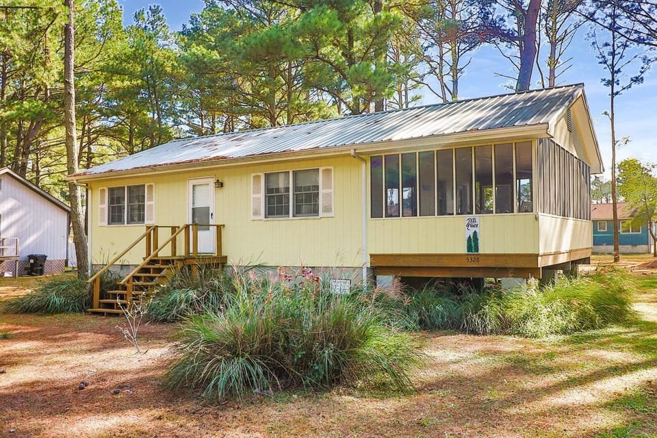 Tall Pines - Pet friendly with screened porch! House in Chincoteague Island
