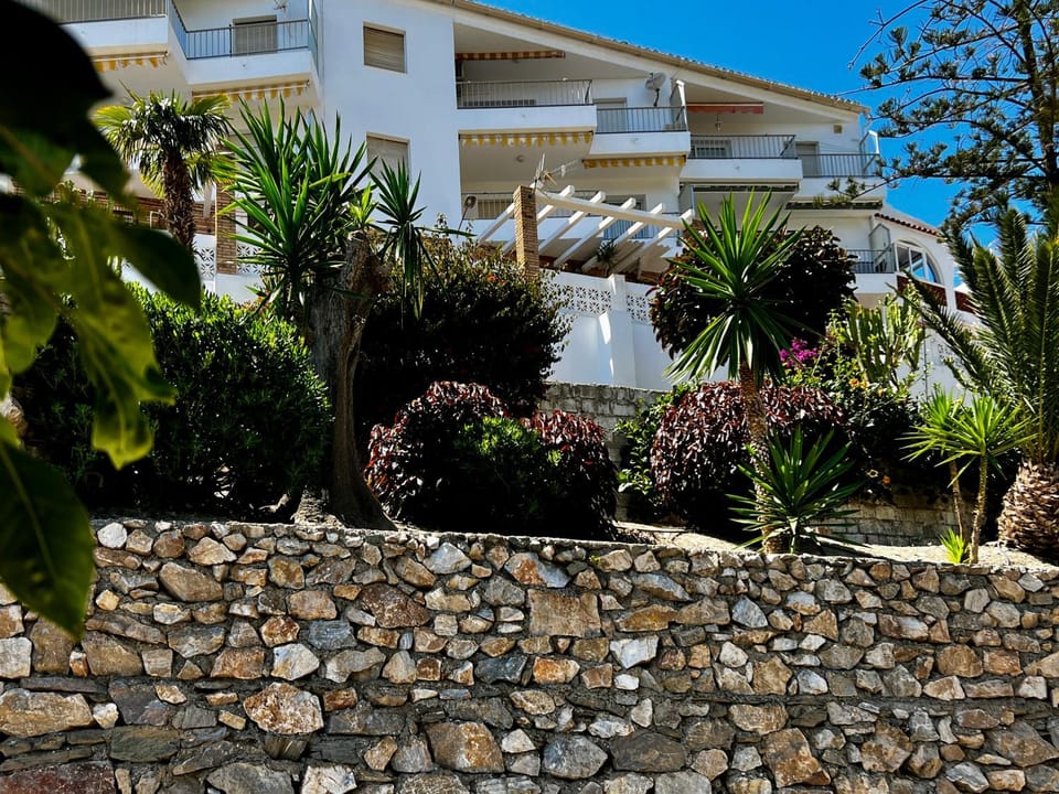 Property building, Garden, Garden, Balcony/Terrace