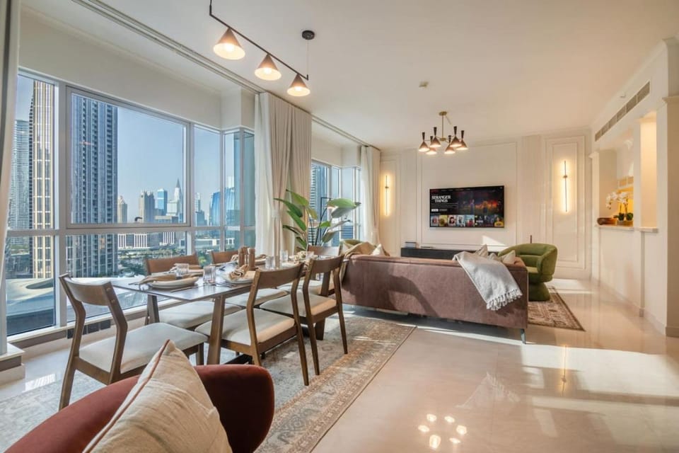 TV and multimedia, Living room, Seating area, Dining area, City view