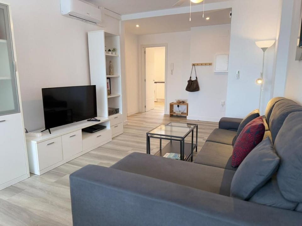 Stylish & sunny beach apartment with pool Apartment in Fuengirola