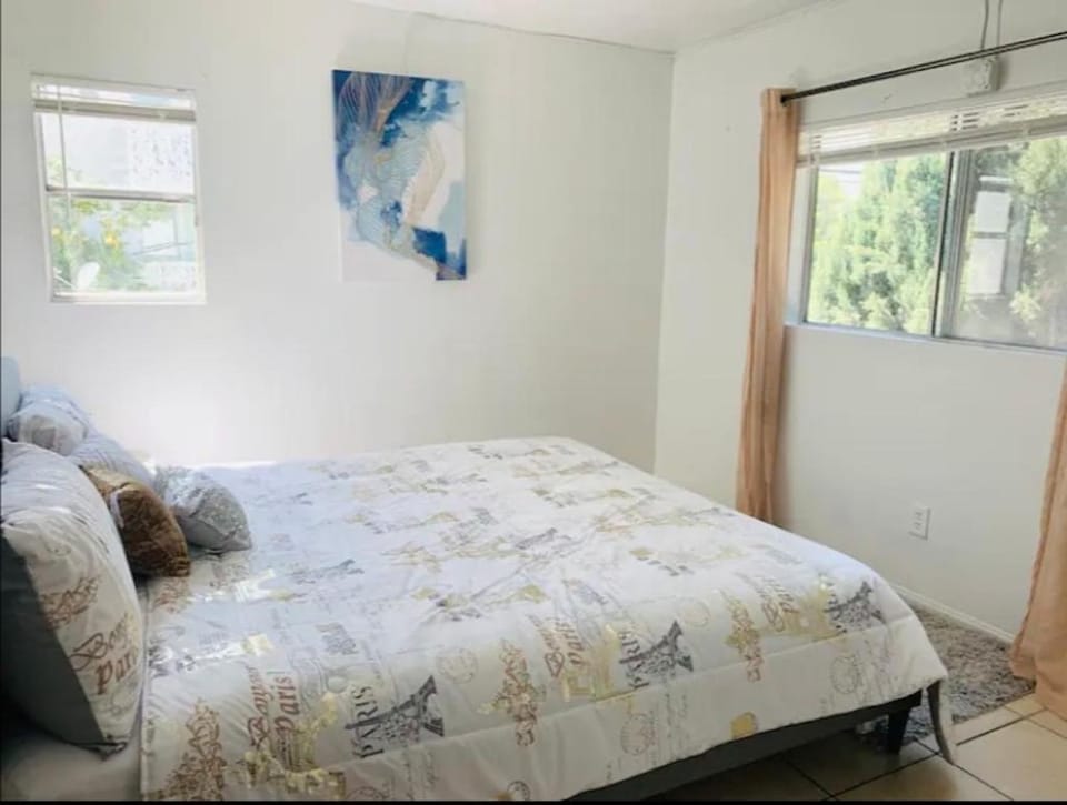4bed 2ba Hollywood house Block away from sunset, Free parking, private backyard House in Hollywood