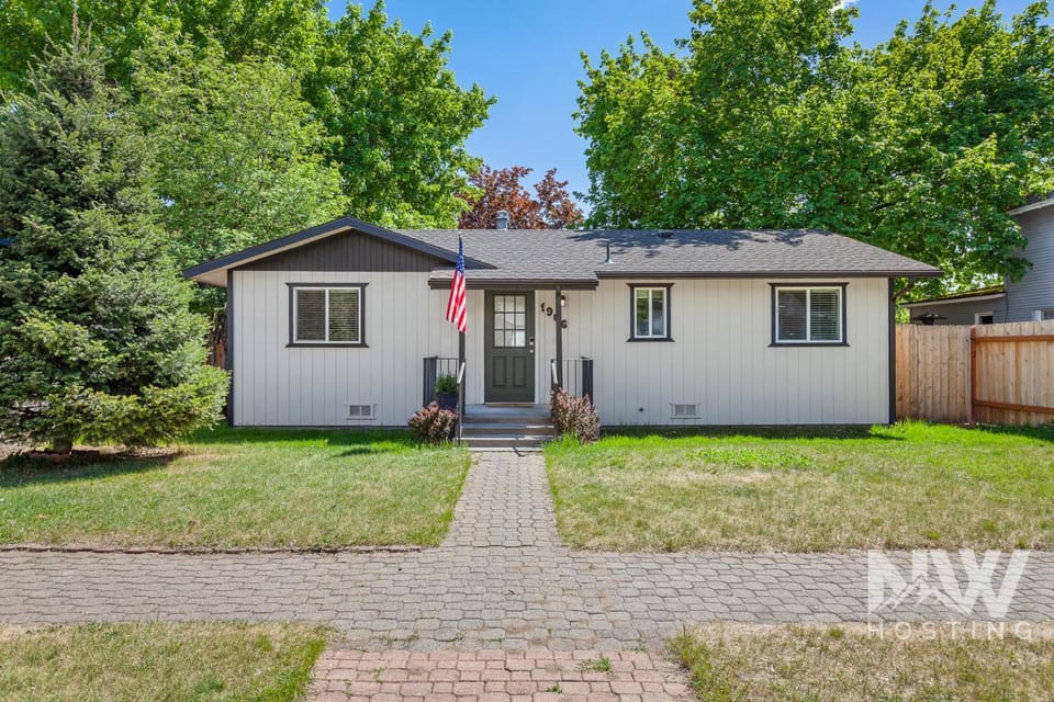 Cozy Downtown Bungalowire Pit Spacious Deck Fenced Yard Walk to Local Dining Bars Shops 1213 House in Coeur dAlene