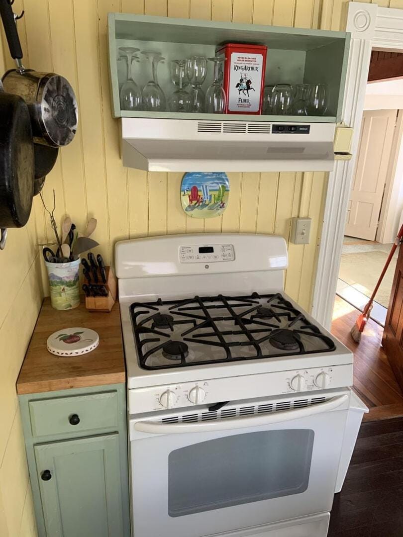 Cozy Cottage by the Sea - Y67 Classic New England cottage close to the beach 1909 House in York Beach