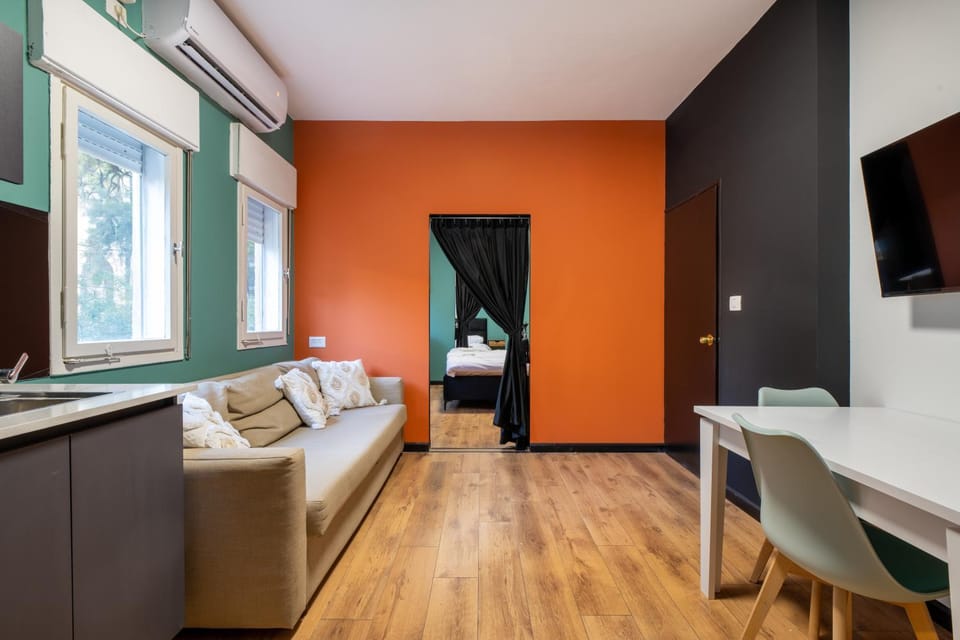 Bed, TV and multimedia, Kitchen or kitchenette, Living room, Photo of the whole room, Seating area, Dining area, Bedroom
