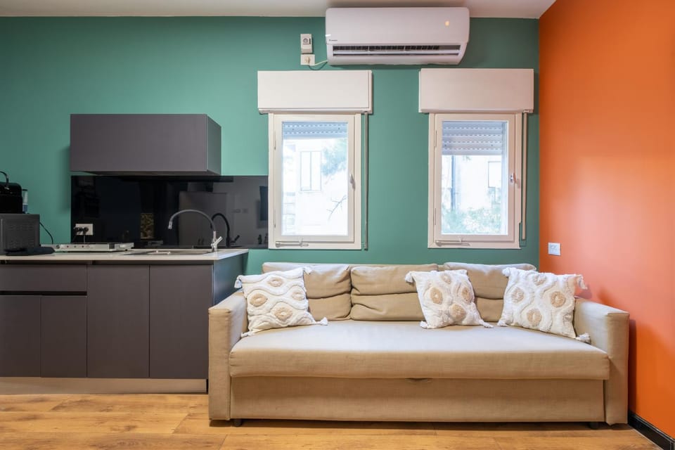 Bed, TV and multimedia, Kitchen or kitchenette, Living room, Photo of the whole room, Seating area, Bedroom, air conditioner