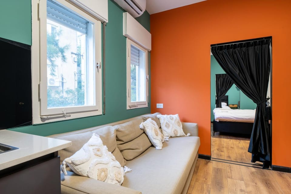 Bed, TV and multimedia, Living room, Photo of the whole room, Seating area, Bedroom
