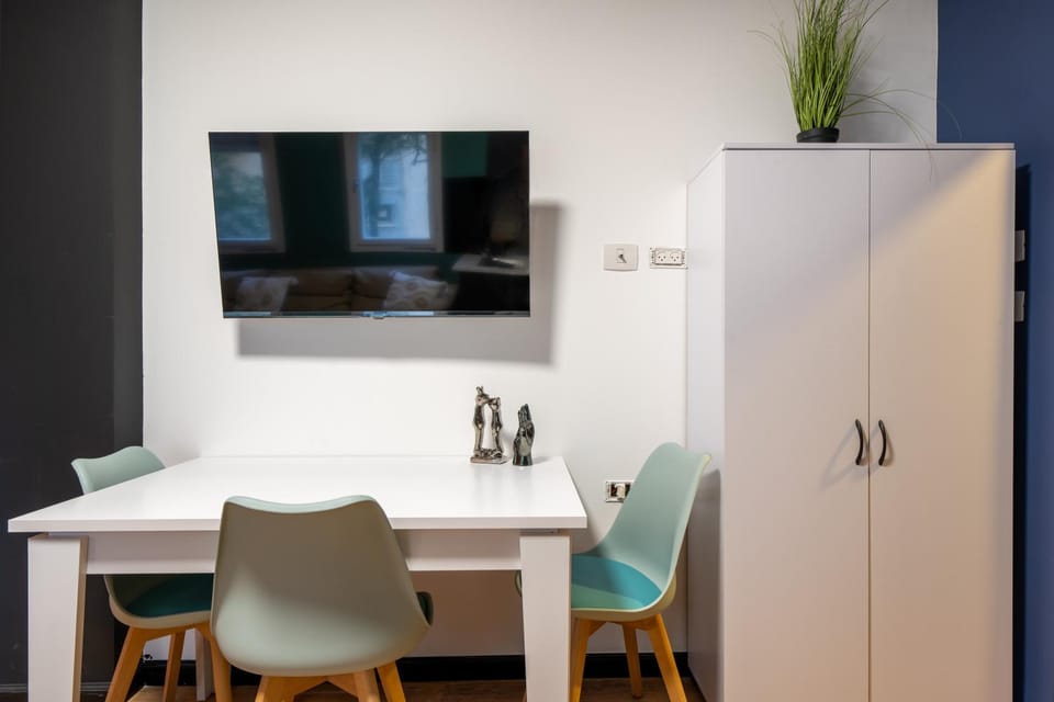 TV and multimedia, Kitchen or kitchenette, Dining area, wardrobe