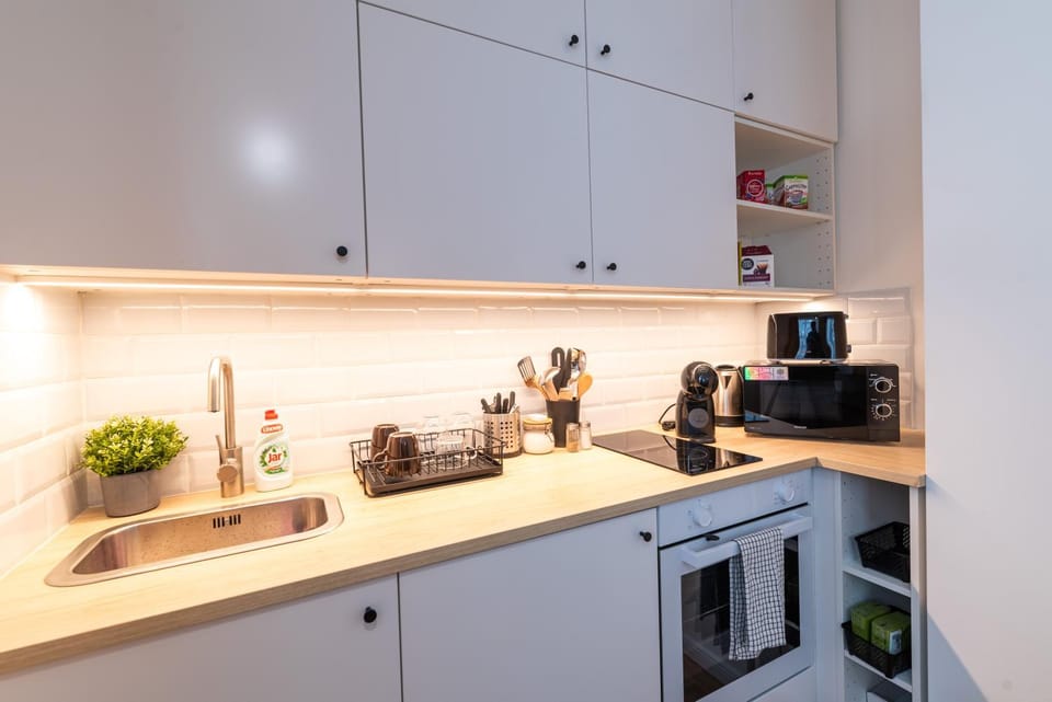 Coffee/tea facilities, Kitchen or kitchenette, oven, stove, toaster
