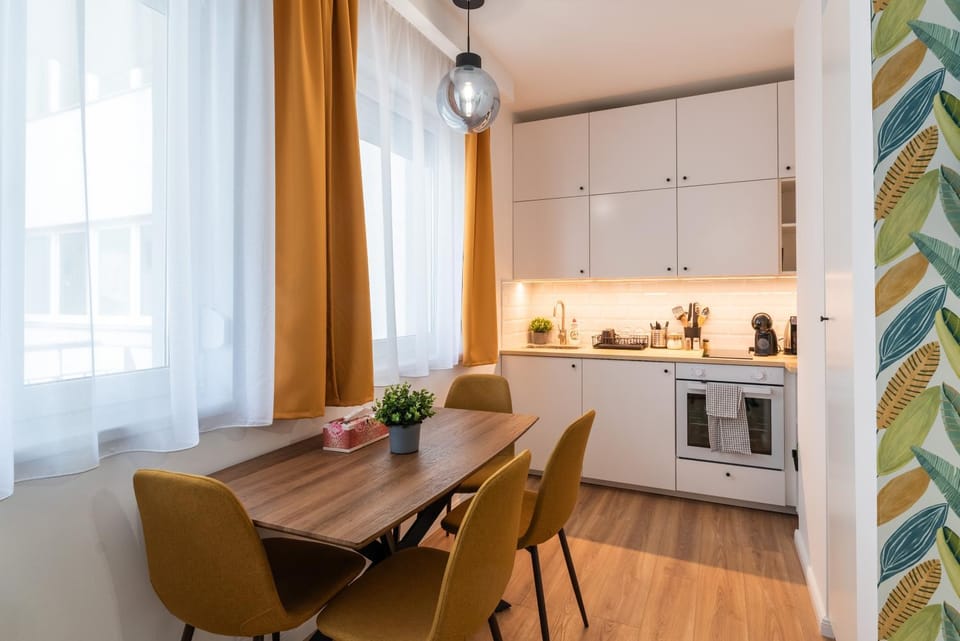 Dining area, oven, stove, toaster