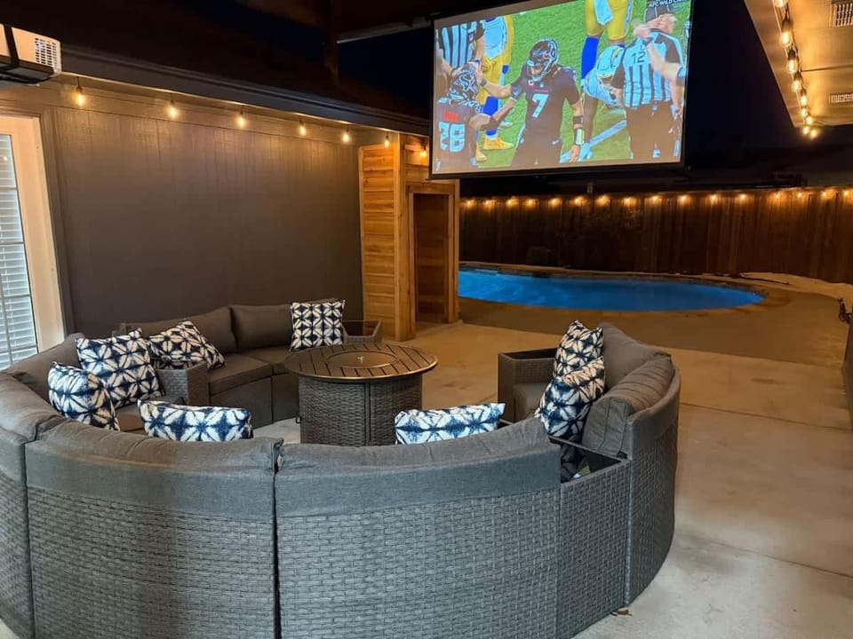 Family Platinum Escape with Heated Pool and Gameroom House in Richardson