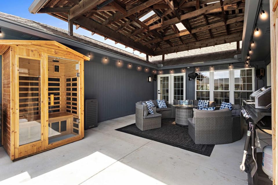 Family Platinum Escape with Heated Pool and Gameroom House in Richardson