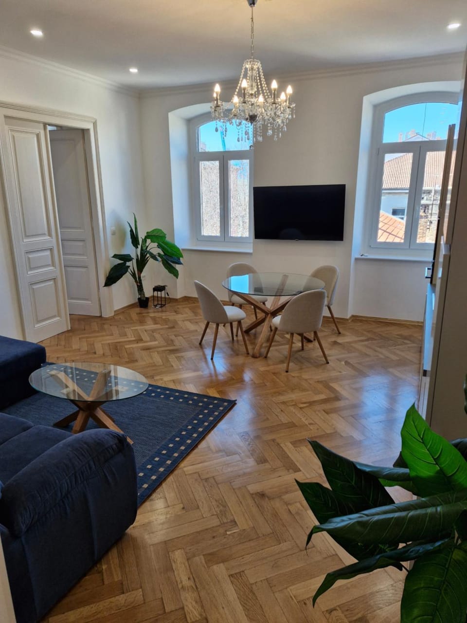 Communal lounge/ TV room, TV and multimedia, Living room, Seating area, Dining area, Evening entertainment