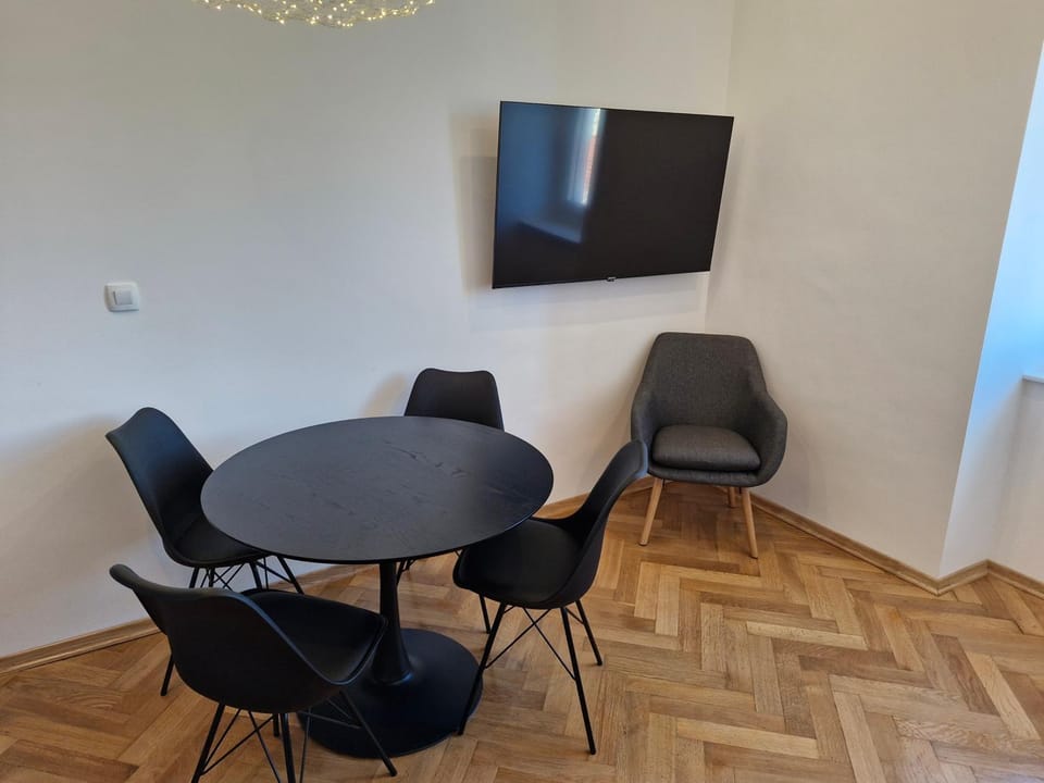 TV and multimedia, Living room, Seating area, Dining area