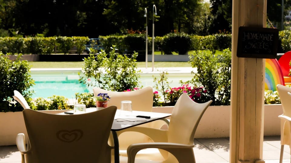 Restaurant/places to eat, Swimming pool