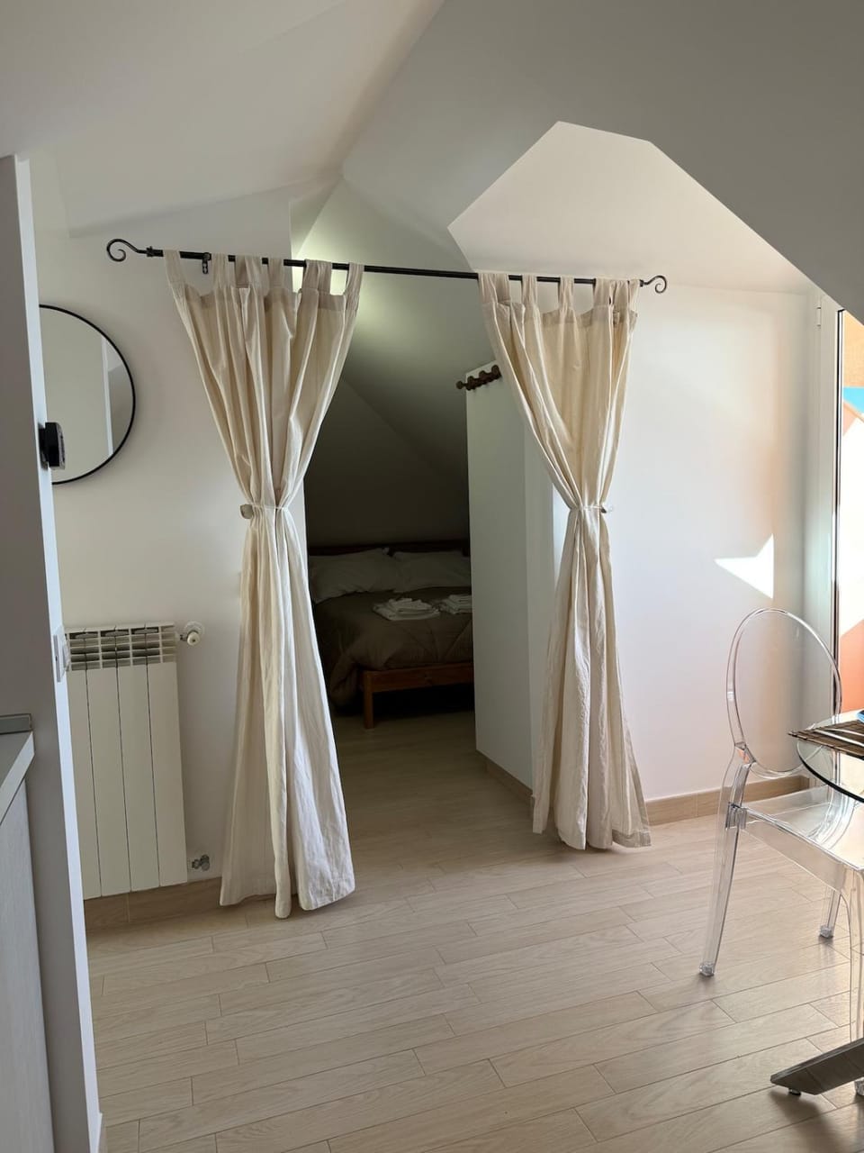 Bed, Photo of the whole room