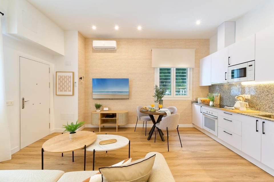 Kitchen or kitchenette, Dining area, oven, stove