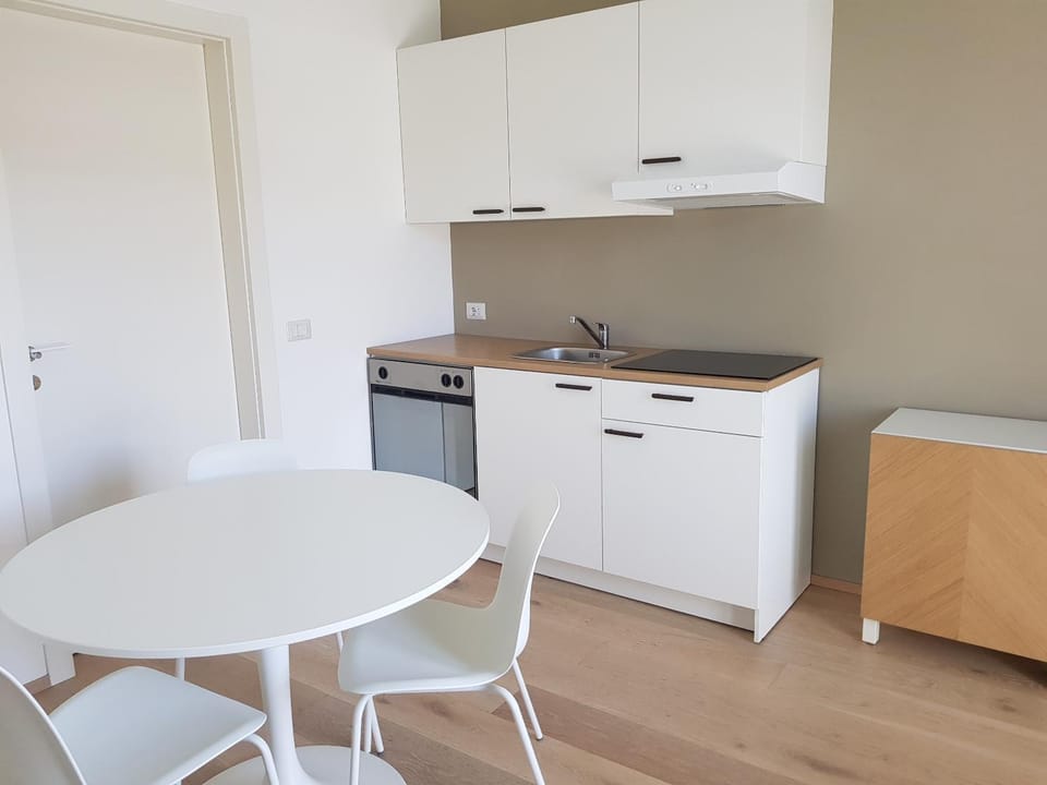 Kitchen or kitchenette, Dining area, stove
