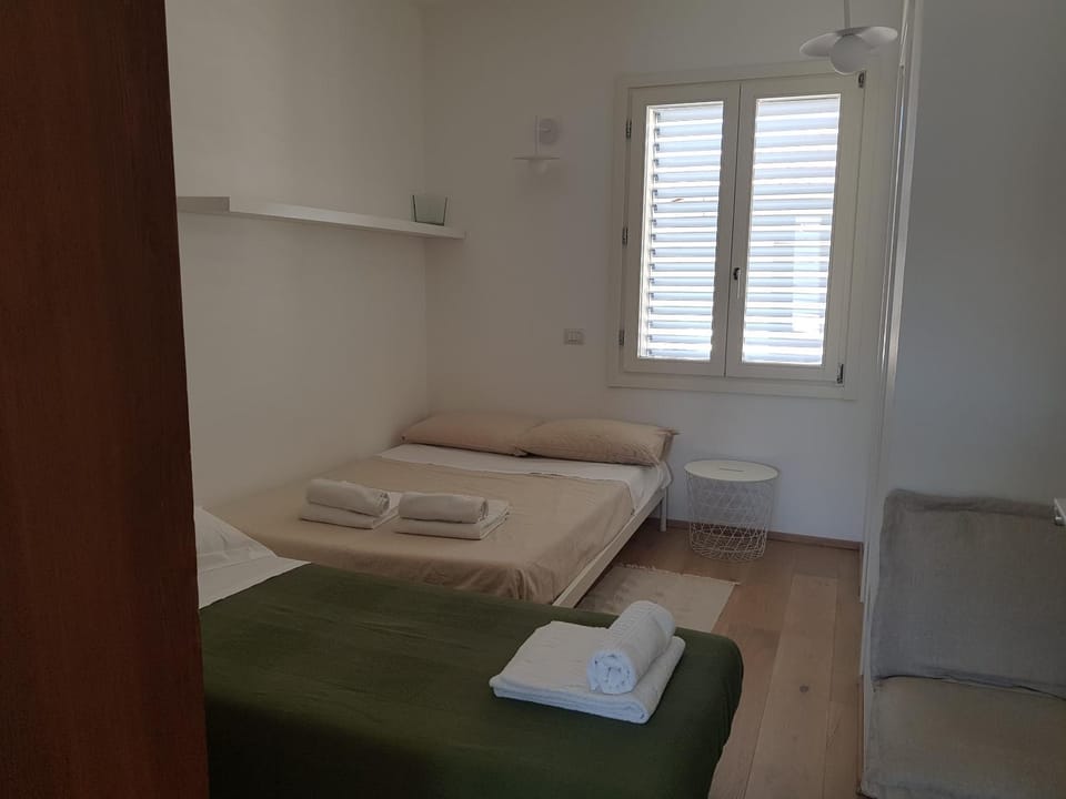 Bed, Bedroom, towels