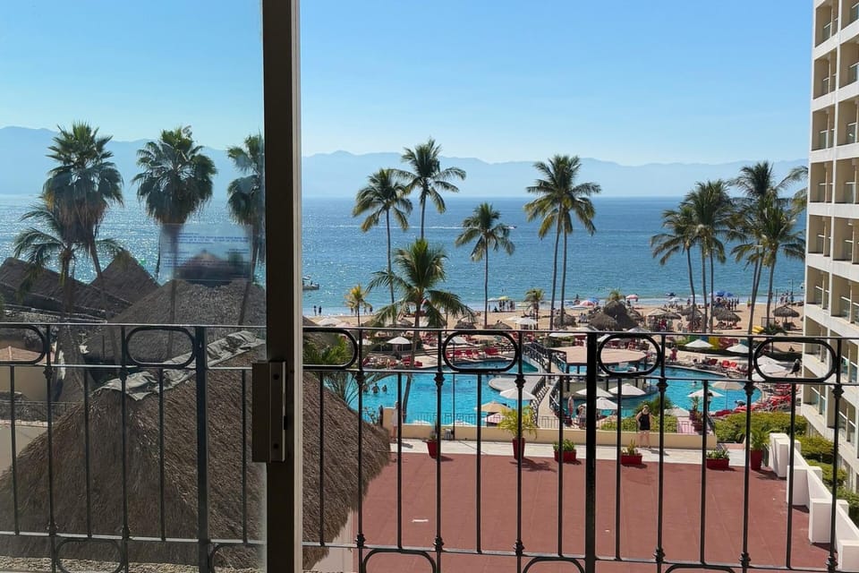 Ocean-view condo with exclusive amenities! House in Puerto Vallarta