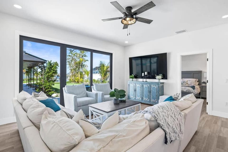 Waterfront Paradise Palms  House in Indian Rocks Beach