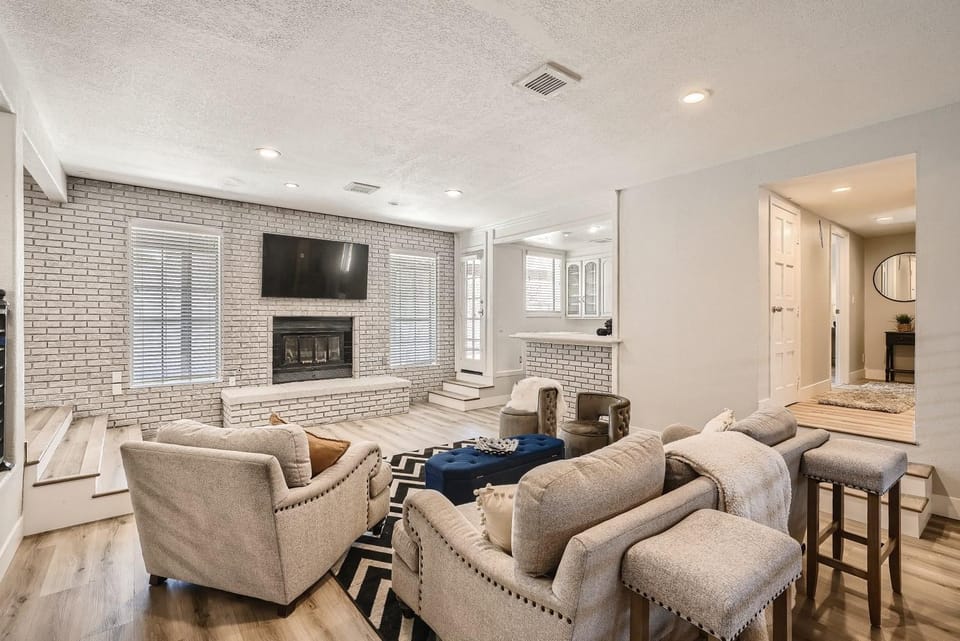 Lux life! Central location for business or play! Villa in Spring Valley