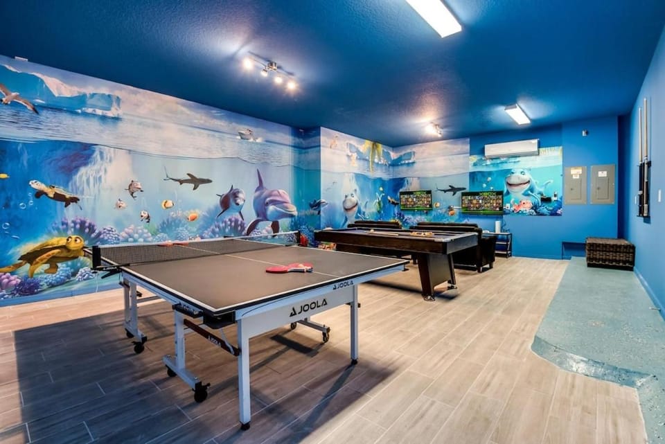 DeepSea World 15 Suites Sleep 30 Oversize Pool Spa Villa in Kissimmee