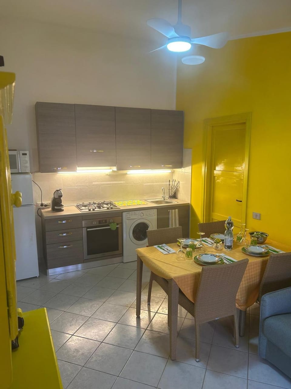 Coffee/tea facilities, Kitchen or kitchenette, Living room, Seating area, Dining area, oven, stove