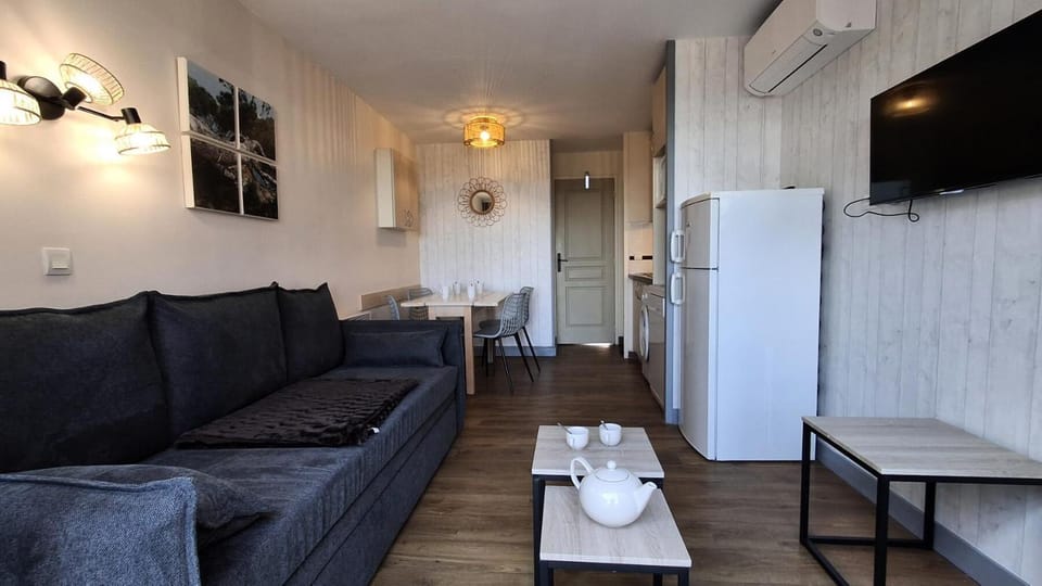 Bedroom, kitchen