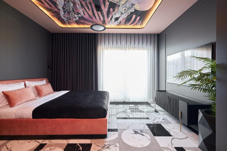 Bed, TV and multimedia, Photo of the whole room, Seating area, Bedroom