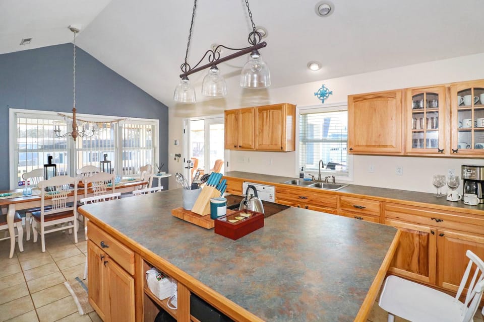 The Sea Horse - Pet friendly with fenced yard! House in Chincoteague Island