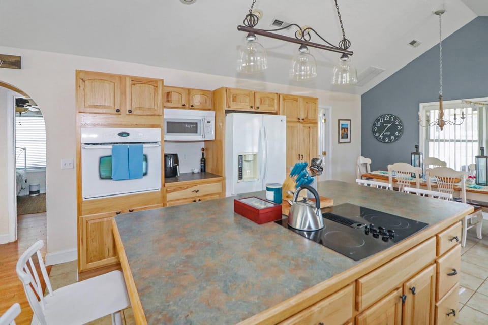 The Sea Horse - Pet friendly with fenced yard! House in Chincoteague Island