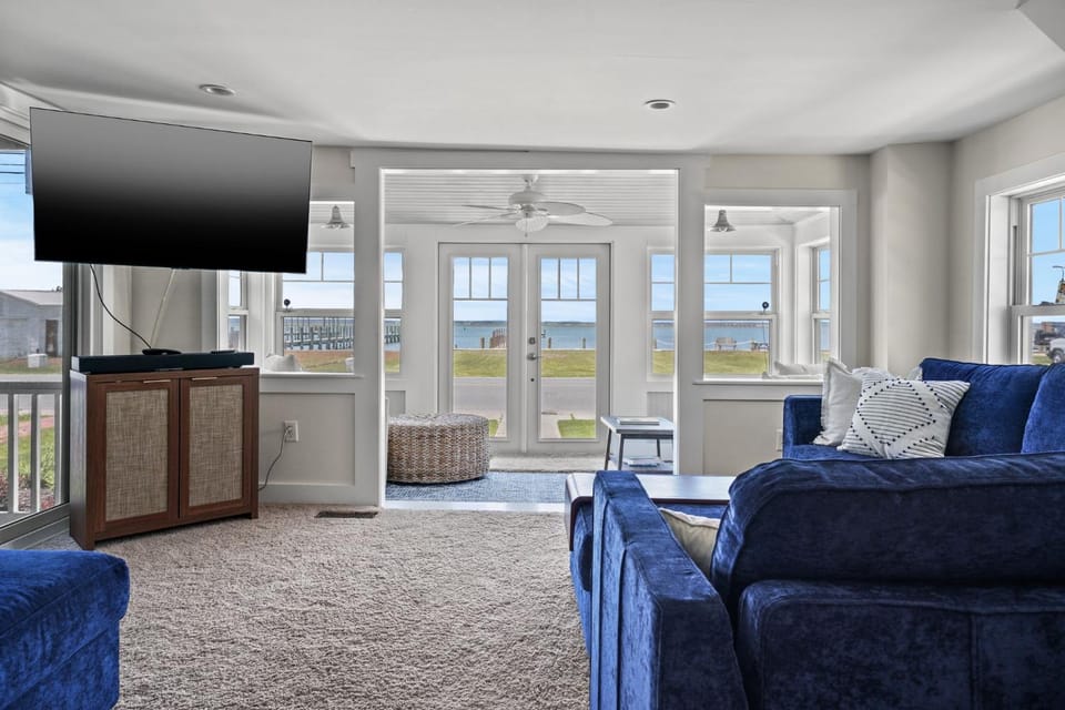 Touch of Grey- Waterfront, Pet Friendly House in Chincoteague Island