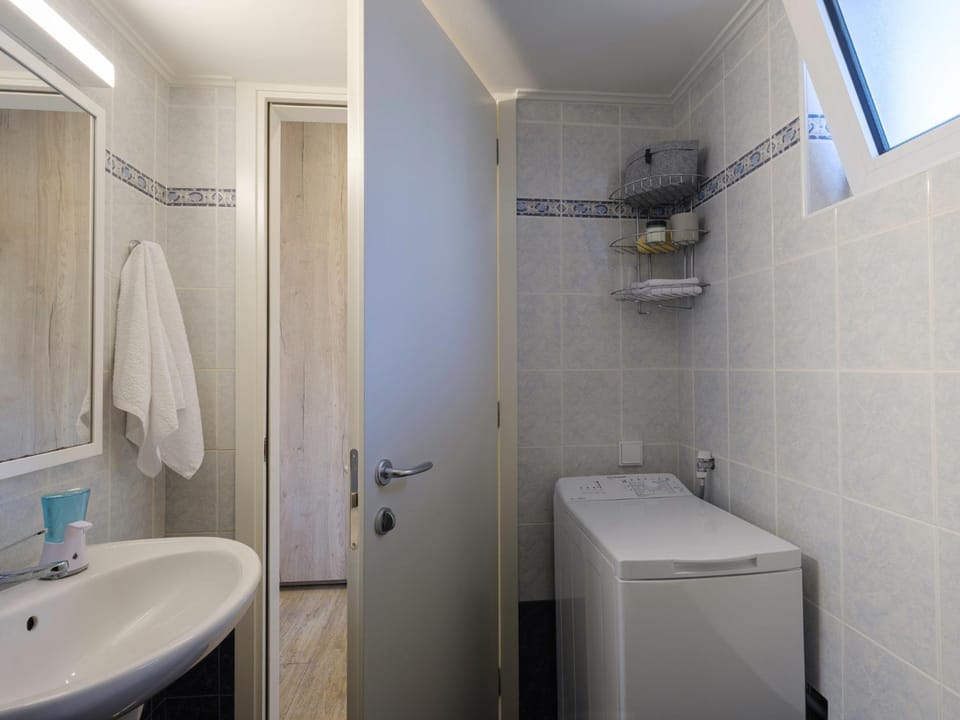 Bathroom, washing machine