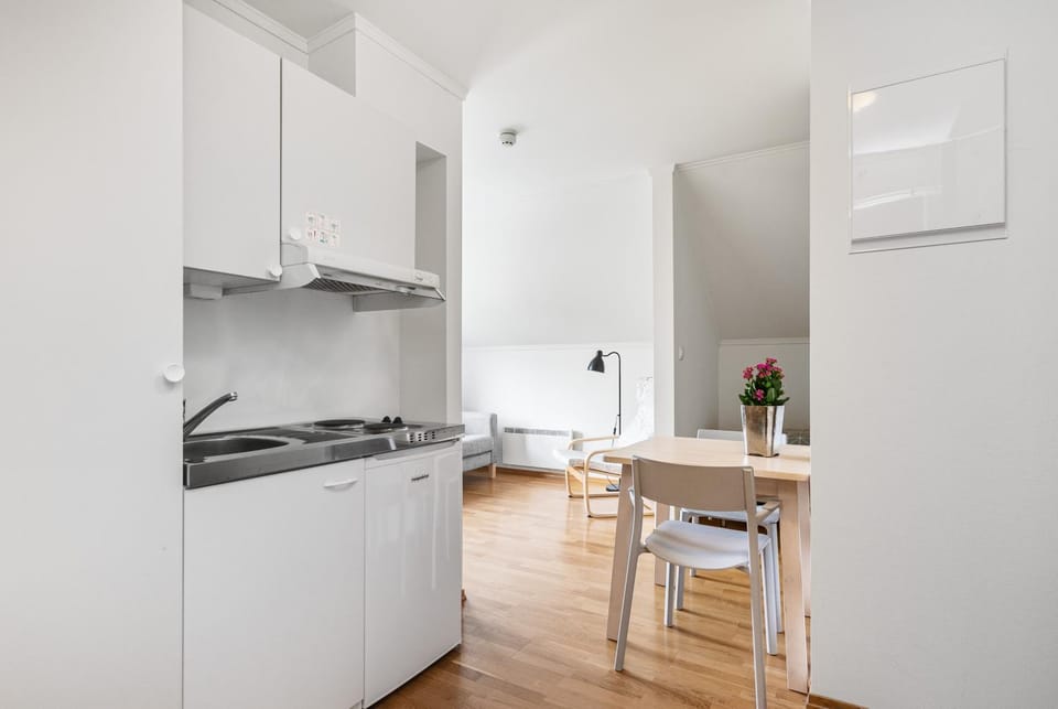 Kitchen or kitchenette, Dining area