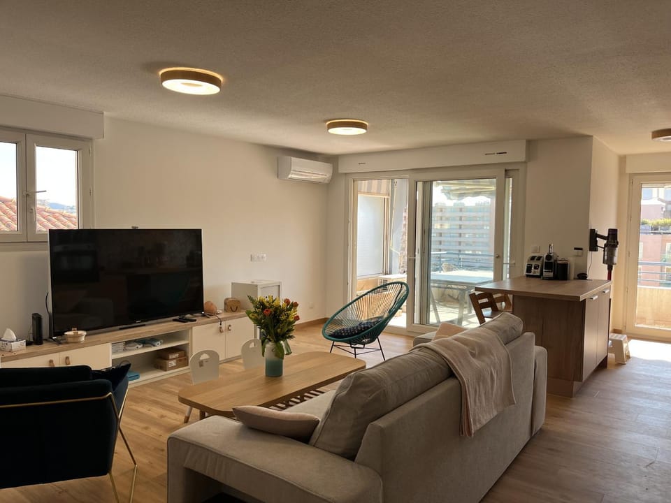 Communal lounge/ TV room, Living room